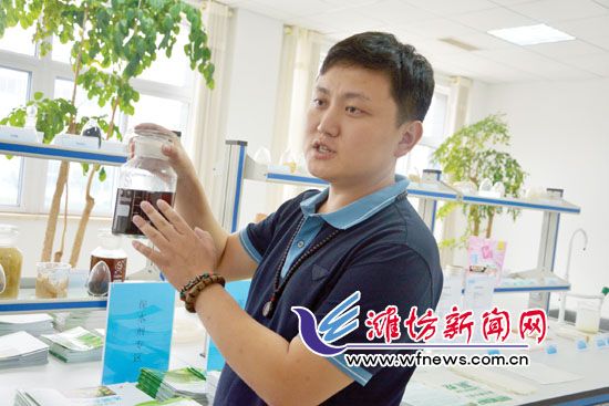 王晓凯正在介绍&ldquo;旱地宝&rdquo;的优势